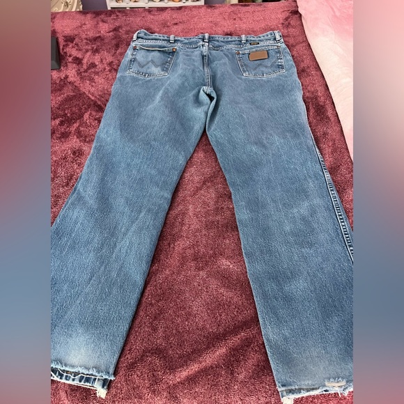 Gently used men’s Wrangler jeans - Picture 6 of 9